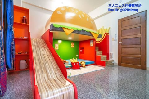 Property building, Bed, Photo of the whole room, Bedroom, Landmark view, Landmark view