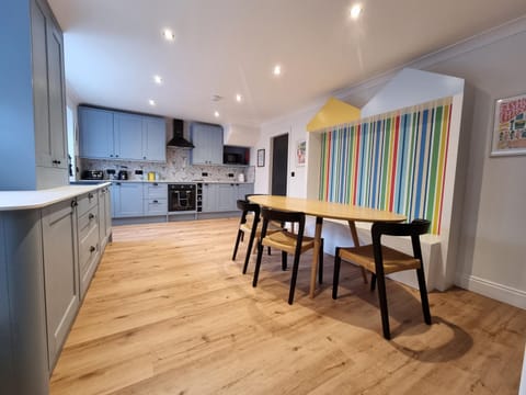 Kitchen or kitchenette, Seating area, Dining area