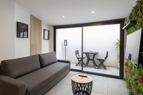 Patio, Bed, Living room