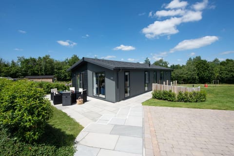 Property building, Day, Natural landscape, Garden, Garden view, Parking