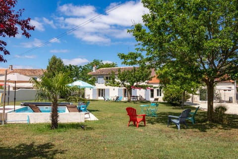 Property building, Garden, Garden view, Pool view, Swimming pool, sunbed