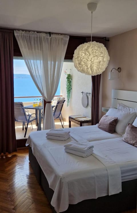 Bed, Photo of the whole room, Bedroom, Sea view, towels