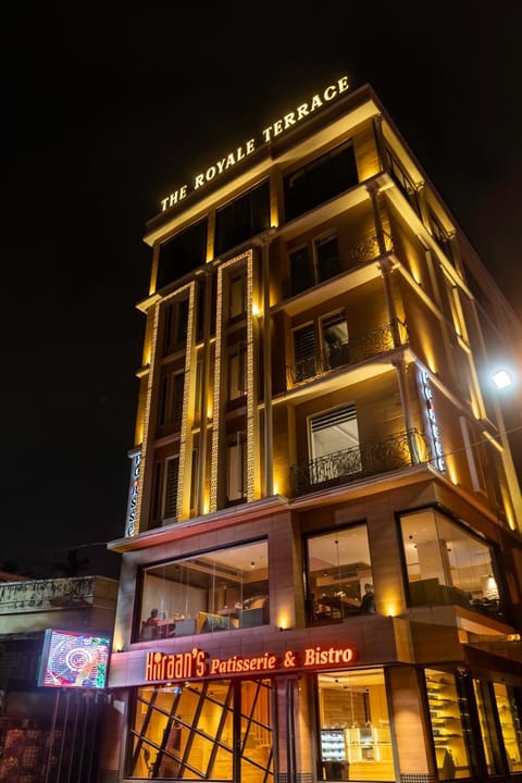 Property building, Facade/entrance, Night