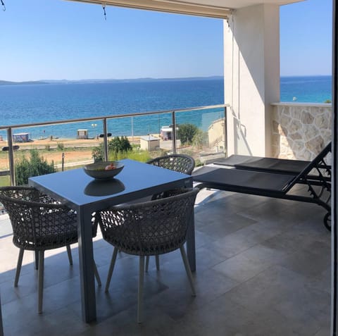 View (from property/room), Balcony/Terrace, Dining area