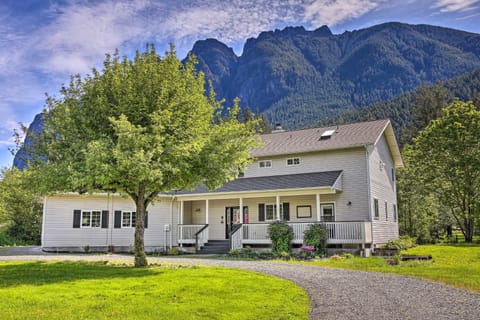 Riverside North Bend Oasis Stunning Mountain View House in North Bend