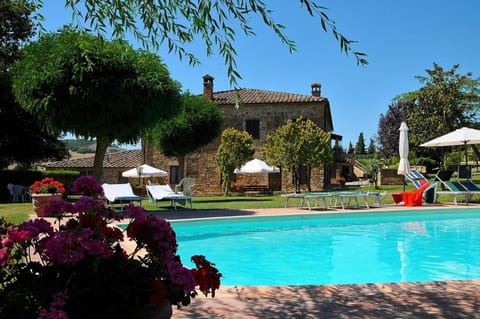 Property building, Garden, Garden view, Swimming pool, Swimming pool, sunbed