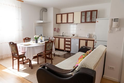 Kitchen or kitchenette, Dining area, Communal kitchen