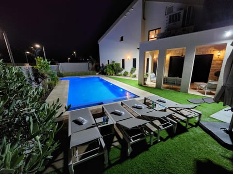 Swimming pool, sunbed