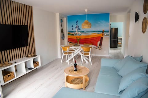 Communal lounge/ TV room, TV and multimedia, Living room, Seating area, Evening entertainment