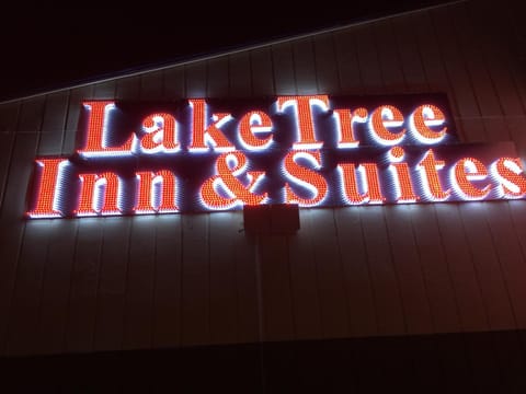 Lake Tree Inn & Suites Hotel in Marion
