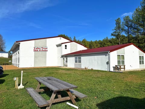 Lake Tree Inn & Suites Hotel in Marion