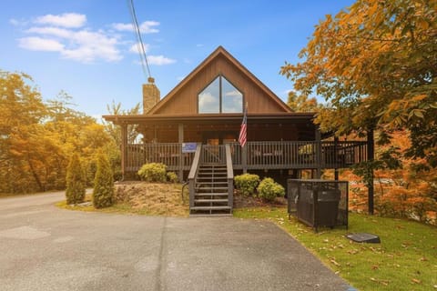 Ryes and Shine Bootlegger's Cabin! Hot Tub* Pool* Arcade* Billiards *EV * Pet Friendly Cabin in Sevierville