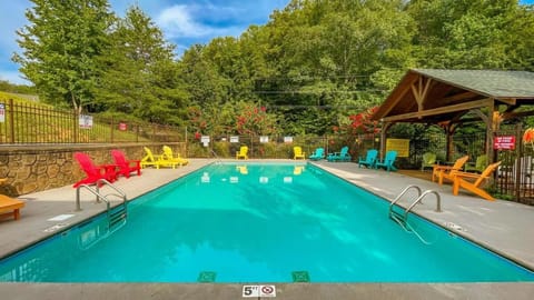 Ryes and Shine Bootlegger's Cabin! Hot Tub* Pool* Arcade* Billiards *EV * Pet Friendly Cabin in Sevierville