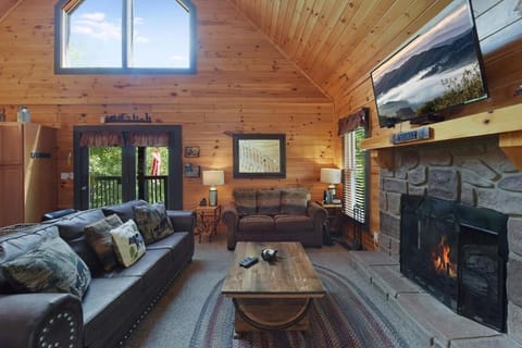 Ryes and Shine Bootlegger's Cabin! Hot Tub* Pool* Arcade* Billiards *EV * Pet Friendly Cabin in Sevierville