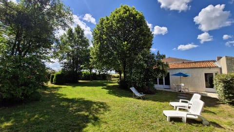 Property building, Spring, Natural landscape, Garden, Garden view, sunbed