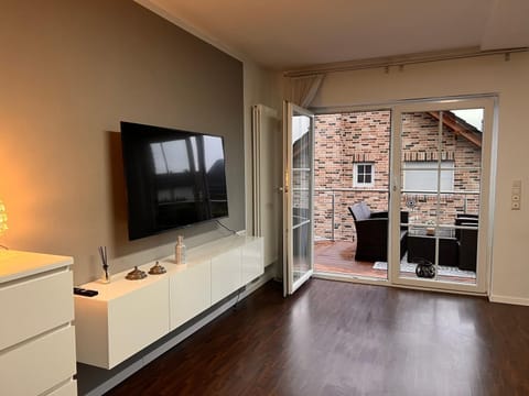 Communal lounge/ TV room, TV and multimedia, Living room, Seating area, Dining area