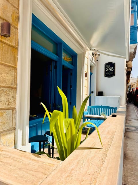 Property building, Patio, Restaurant/places to eat, Balcony/Terrace, Lounge or bar, Seating area