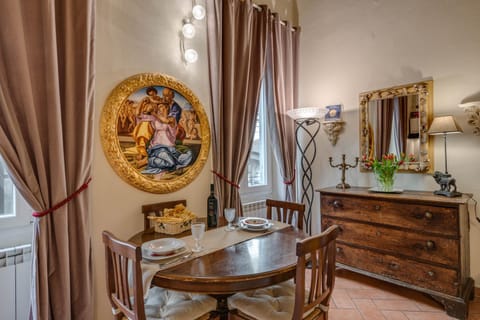 Photo of the whole room, Decorative detail, Dining area
