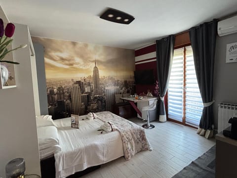 Bed, Living room, Photo of the whole room, Seating area, Bedroom, towels