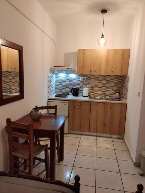 Chrysoula’s Convenient Triple Room with Yard Apartment in Islands