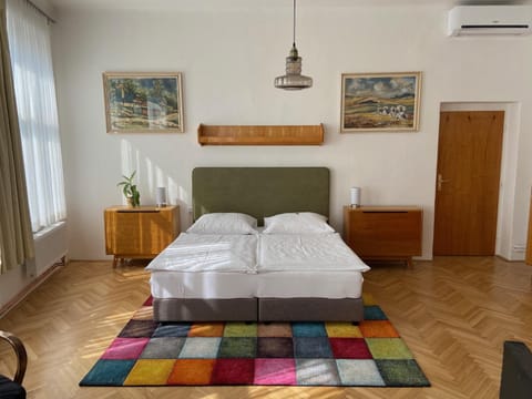 Photo of the whole room, Bedroom, wardrobe, air conditioner