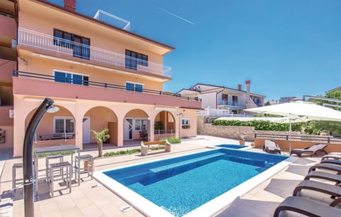 Property building, Patio, Day, Pool view, Swimming pool, sunbed