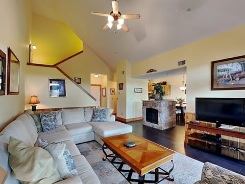 TV and multimedia, Living room, Seating area, fireplace, furniture