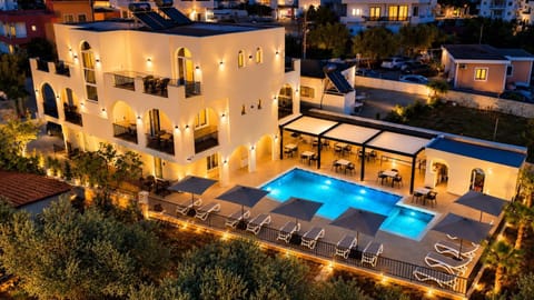 Property building, Swimming pool, Breakfast