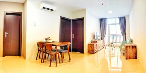 Kitchen or kitchenette, Living room, Seating area, Dining area, air conditioner