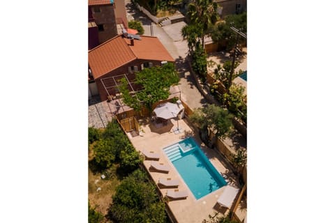 Property building, Day, Pool view, Swimming pool, Swimming pool, sunbed