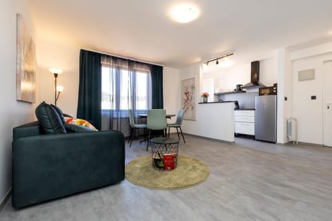 Kitchen or kitchenette, Living room, Seating area, Dining area, minibar, stove