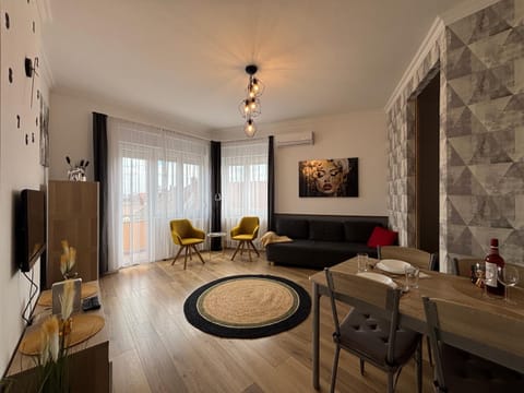 Library, TV and multimedia, Balcony/Terrace, Living room, Seating area, Dining area, City view, Landmark view, heating, internet, pet friendly, air conditioner