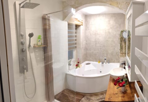 Shower, Hot Tub, Hot Tub, Bathroom, Bath