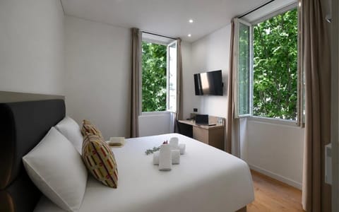 Bed, TV and multimedia, Photo of the whole room, Bedroom