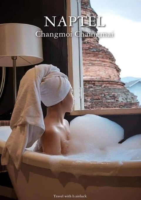 People, Natural landscape, Hot Tub, Text overlay, Guests, group of guests, towels