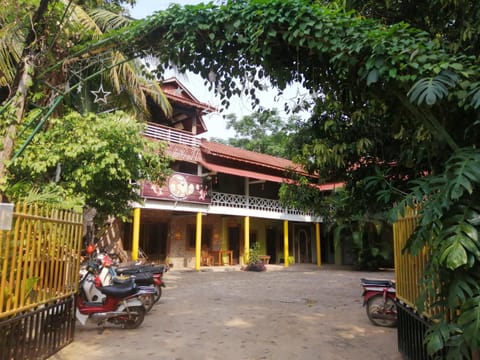 Facade/entrance