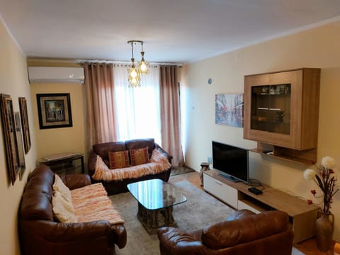 Communal lounge/ TV room, TV and multimedia, Living room, Seating area, Evening entertainment