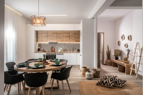 Coffee/tea facilities, Kitchen or kitchenette, Living room, Dining area