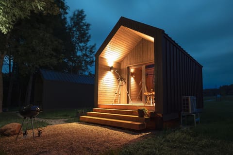 Property building, Facade/entrance, Garden, Balcony/Terrace