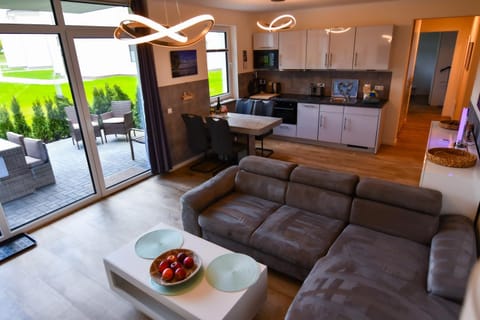 Kitchen or kitchenette, Living room, Seating area, Dining area, Food, minibar, pet friendly
