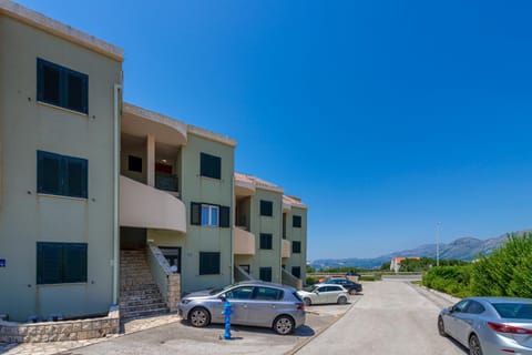 Property building, Neighbourhood
