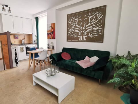 Kitchen or kitchenette, Living room, Seating area, Dining area, pet friendly, stove