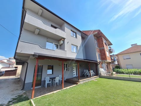 Property building, Garden, Garden, Garden view, Garden view, Parking