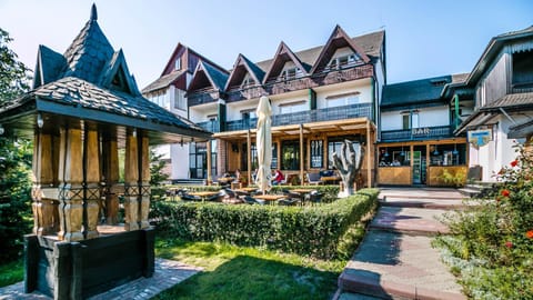 Property building, Facade/entrance, Garden