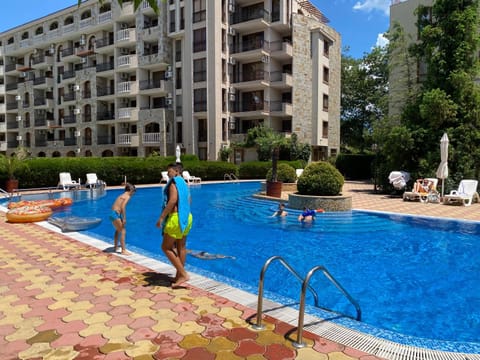 Property building, Communal lounge/ TV room, Day, People, Evening entertainment, Pool view, Swimming pool, group of guests, sunbed