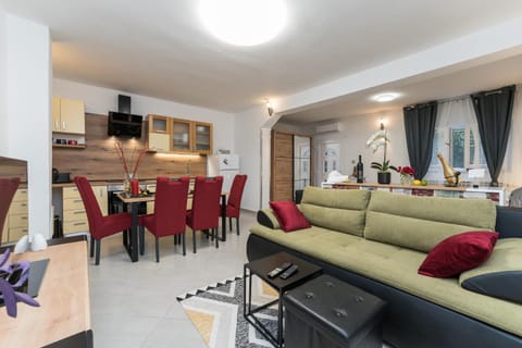 TV and multimedia, Kitchen or kitchenette, Living room, Seating area, Dining area