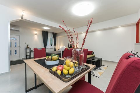 Kitchen or kitchenette, Living room, Food and drinks, Seating area, Dining area