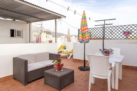 Property building, Balcony/Terrace, Living room