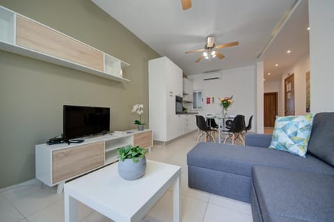 Communal lounge/ TV room, TV and multimedia, Kitchen or kitchenette, Living room, Seating area