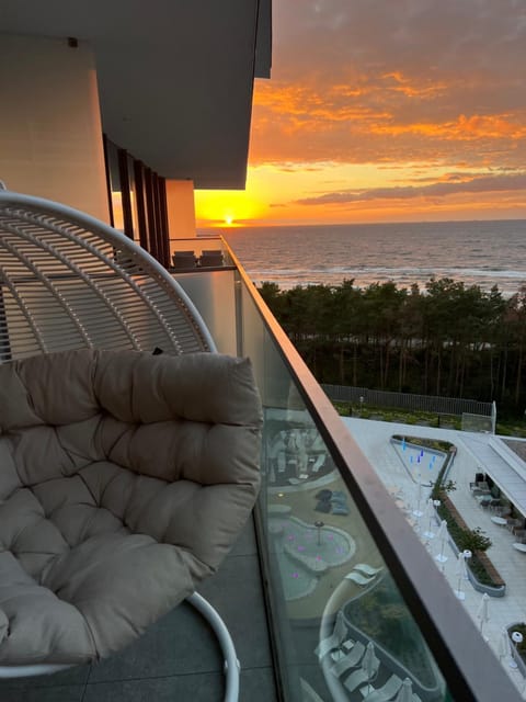 Natural landscape, View (from property/room), Balcony/Terrace, Seating area, Pool view, Sea view, Swimming pool, Sunset